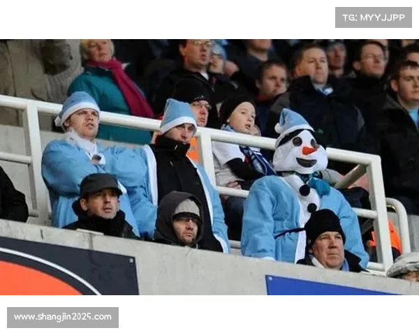 圣诞大战赛场氛围热烈,球迷节日元素装扮成为亮点